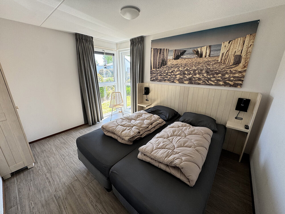 slaapkamer 1 huisje bij zee