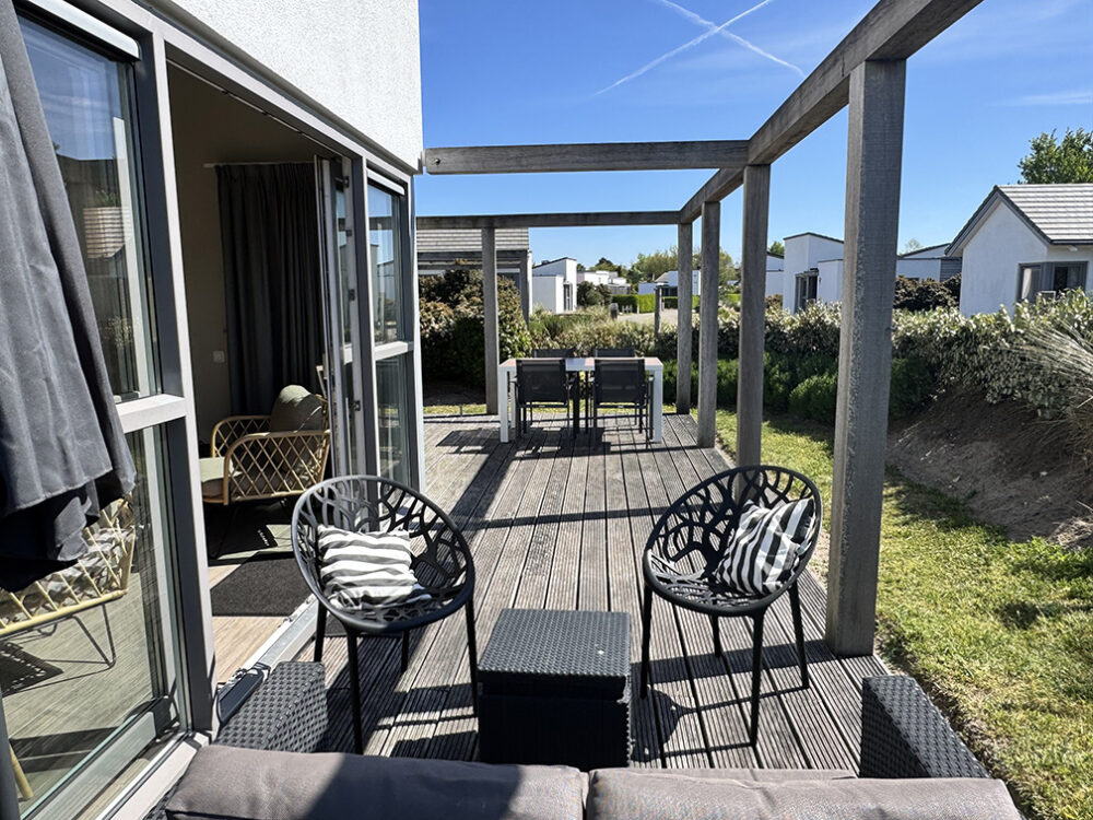 terras huisje bij zee