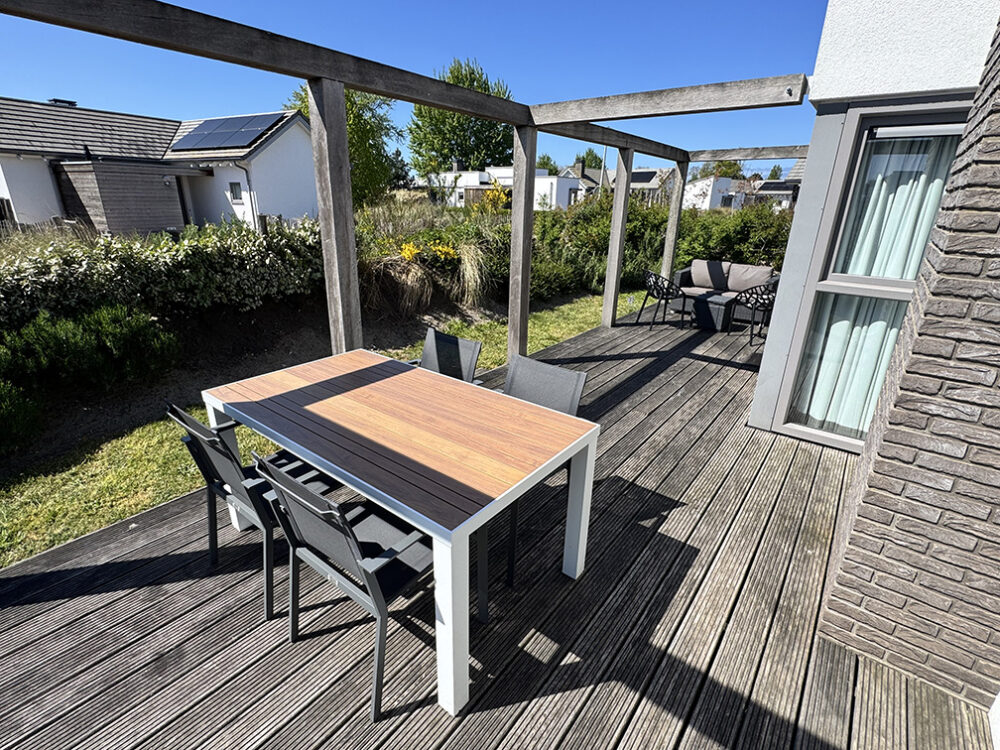 terras zijaanzicht huisje bij zee