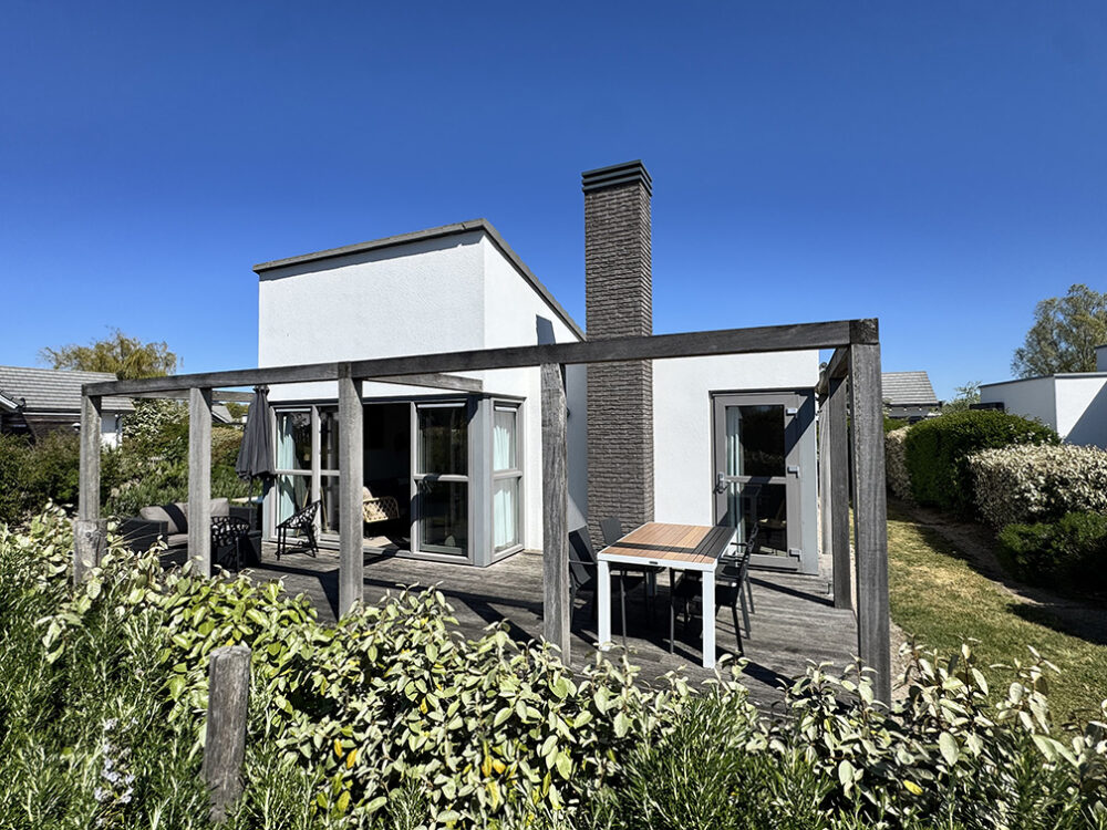 vooraanzicht huisje bij zee