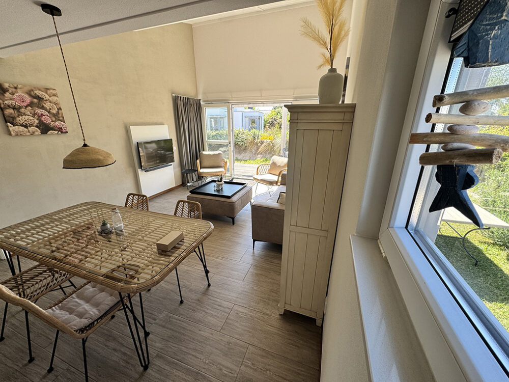 zijaanzicht woonkamer huisje bij zee